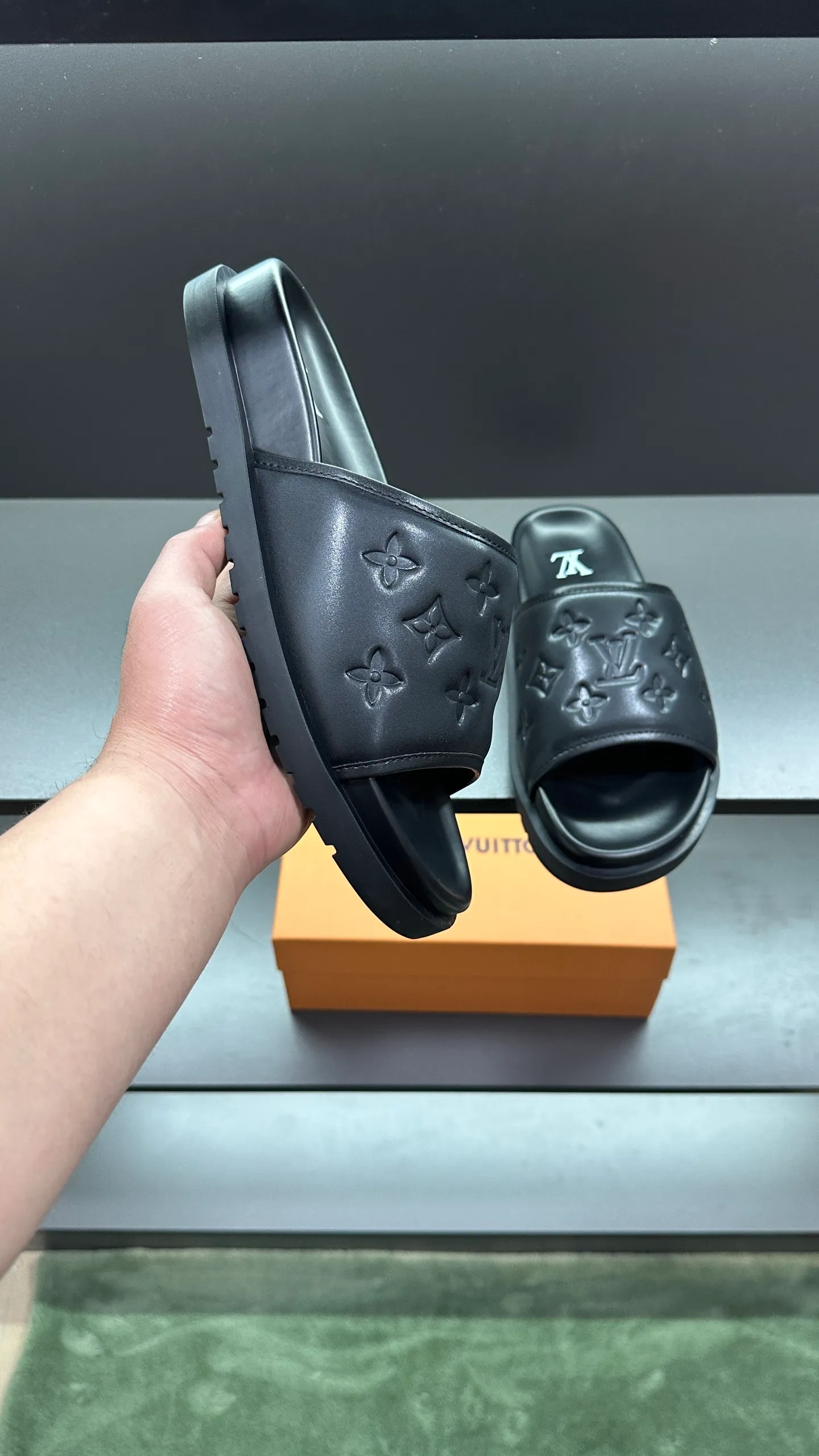 [L Home] P: 300💰Size: 38-45 Top purchasing lv men's summer slippers, classic presbyopia with soft real leather lining, unique color splicing effect, distinctive personality, fashionable and trendy essential style, light and comfortable. Lightweight and tough rubber insole, micro ridged foam outsole, super comfortable!